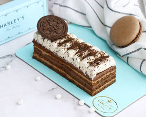 Cookie N Cream Medovik With Macaron