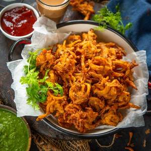 Aloo Pyaz Ke Pakode (Half) With Green Chutney