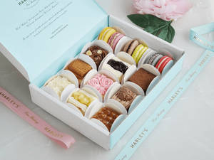 Pack Of 9 Cheesecakes And 6 Macarons