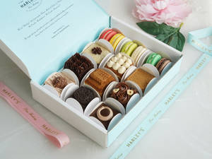 Pack Of 9 Medoviks And 6 Macarons