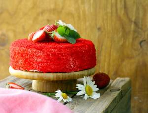 Strawberry Velvet Cake [600 Grams]