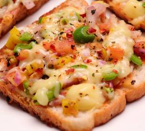 Veg Bread Pizza (4 Slices)