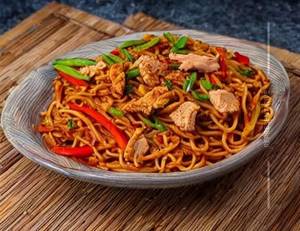 Chicken Schezwan Noodles (Per Plate)