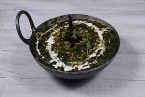Lassuni Palak Paneer With Laccha Paratha