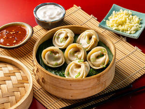 Veg Cheese Steamed Momos (6 Pcs)