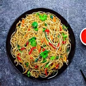 Veg Hakka Noodles Medium