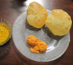 6 pcs Luchi With Aloo Dum and cholar dal