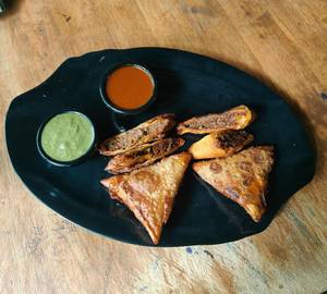 Chicken Kheema Samosa                                        