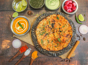 Chicken Tikka Kulcha [served With Makhani Gravy]