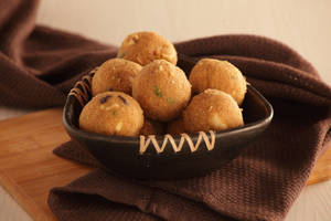 Besan Laddu [12 Pieces]