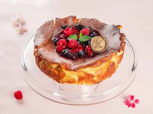 Baked Cheesecake with spiced berries in Basque Style