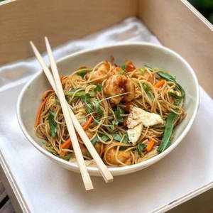 Hong Kong Style Noodles Non-Veg (Serves 1-2)