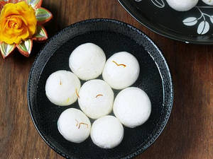 Sponge Rasgulla (per 2pcs).