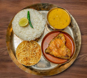 Maacher Jhol Thala (rice+dal+ Maacher Jhol-1pc +chatni +papad)