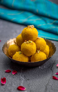 Besan Laddu (1Kg)      