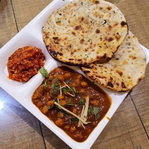 Amritsari Kulcha With Chole