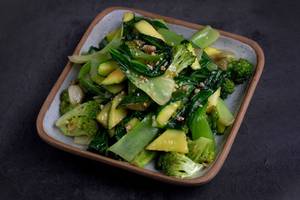 Stir Fried Vegetables In White Garlic Sauce