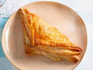 Chicken & Cheese Puff [1 Piece]