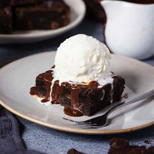 Walnut Brownie With Ice Cream