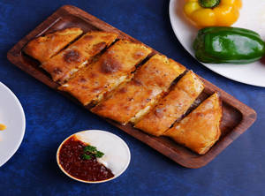 Chilly Paneer Stuffed Garlic Bread