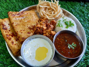 Delux Puranpoli Thali