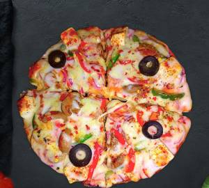 Hang over spicy paneer mushroom cheese pizza