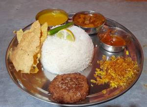 Veg. rice thali with posto vada ( 1psc )