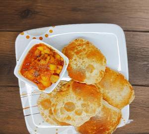 Poori With Aloo Sabji (Gravy)