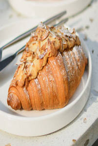 Almond Crossiant