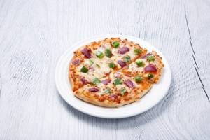 Onion capsicum pizza