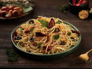 Spaghetti Aglio Olio e Peperoncino with Seasonal Vegetables