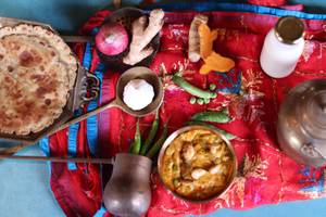 Haldi Mutter Di Sabji Jawar Di Roti