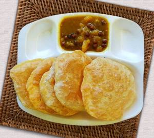 Belwa Kachori (8 Pcs) + Gulab jamun (2 Pcs) with aloo chana sabzi