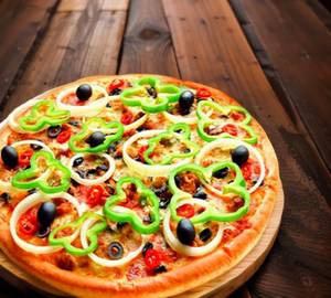 Onion tomato pizza