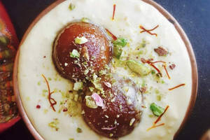 Gulab Jamun With Rabri
