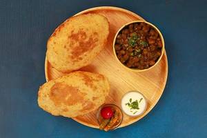 Chana bhature [2 pieces]