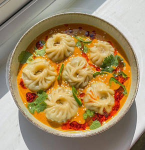 Jhol Veg Momos [6 Pieces]