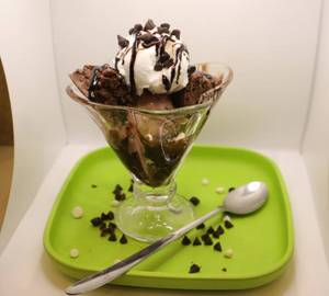 Choco Chips Sundae Vanilla Ice Cream