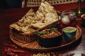Paneer Khurchan With Ghee Wala Laccha Paratha Combo
