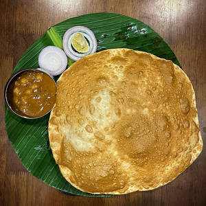 Chola Poori (chole Bhature)
