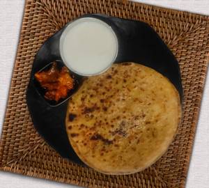 Aloo Pyaz Paratha With Dahi N Pickle