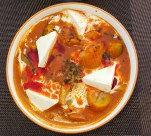 Tofu & Vegetable in Thai Red curry with steamed Rice
