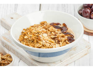 Dates & Walnut Smoothie Bowl