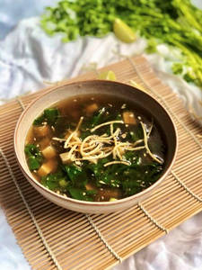 Roasted Garlic And Spinach Chicken Soup With Crispy Noodles