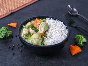Chicken Green Thai Curry With Steam Rice Bowl