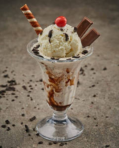Kitkat Crunch Sundae