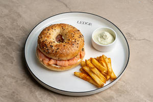 Smoked Salmon & Cream Cheese Sandwich