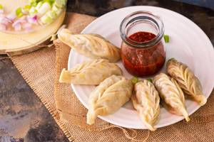 Veg Momos (6 Pcs)