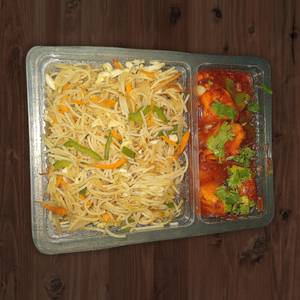 Veg noodles with chilli paneer