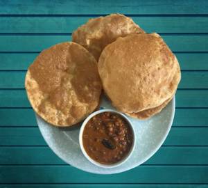 Poori With Kale Chane Ki Ghughni (4 Pcs)